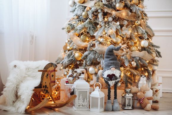 Geschmückter Weihnachtsbaum mit Geschenken